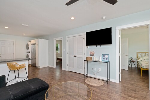 Stylish 2 bedroom home close 2 Dtown, NAS, and BCH
