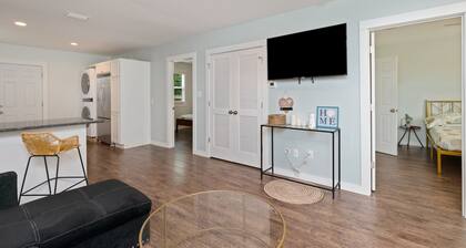 Stylish 2 bedroom home close 2 Dtown, NAS, and BCH