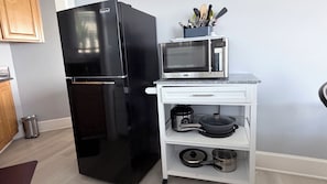 Frigorífico, microondas, placa de cocina y cafetera o tetera