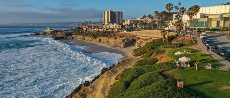 Plage, chaises longues, serviettes de plage