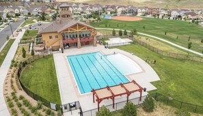 حمّام سباحة خارجي، حمّام سباحة مُدفَّأ