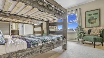 5 bedrooms, desk, iron/ironing board, travel cot