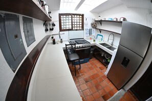 Réfrigérateur, four, plaque de cuisson, cafetière/bouilloire