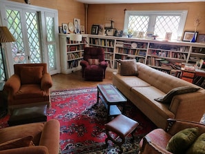 Smart-TV, Videospiele, Tischtennisplatte, Bücher