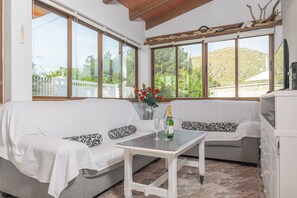 TV, mesa de pingue-pongue, aparelho de som