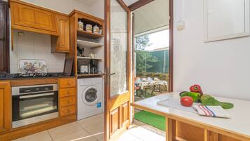 Køleskab, mikrobølgeovn, ovn, kogeplade