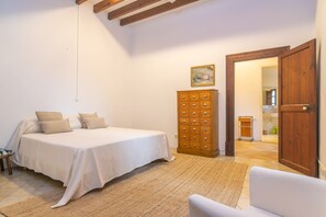 5 slaapkamers, een strijkplank/strijkijzer, gratis wifi, beddengoed