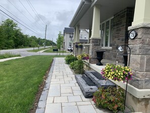 Property grounds - Near 3m Costco plaza. 5m to Walmart Close QEW highway. 8m to Niagara Falls. (Niagara Falls)