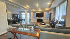 Smart TV - Near 3m Costco plaza. 5m to Walmart Close QEW highway. 8m to Niagara Falls. (Niagara Falls)