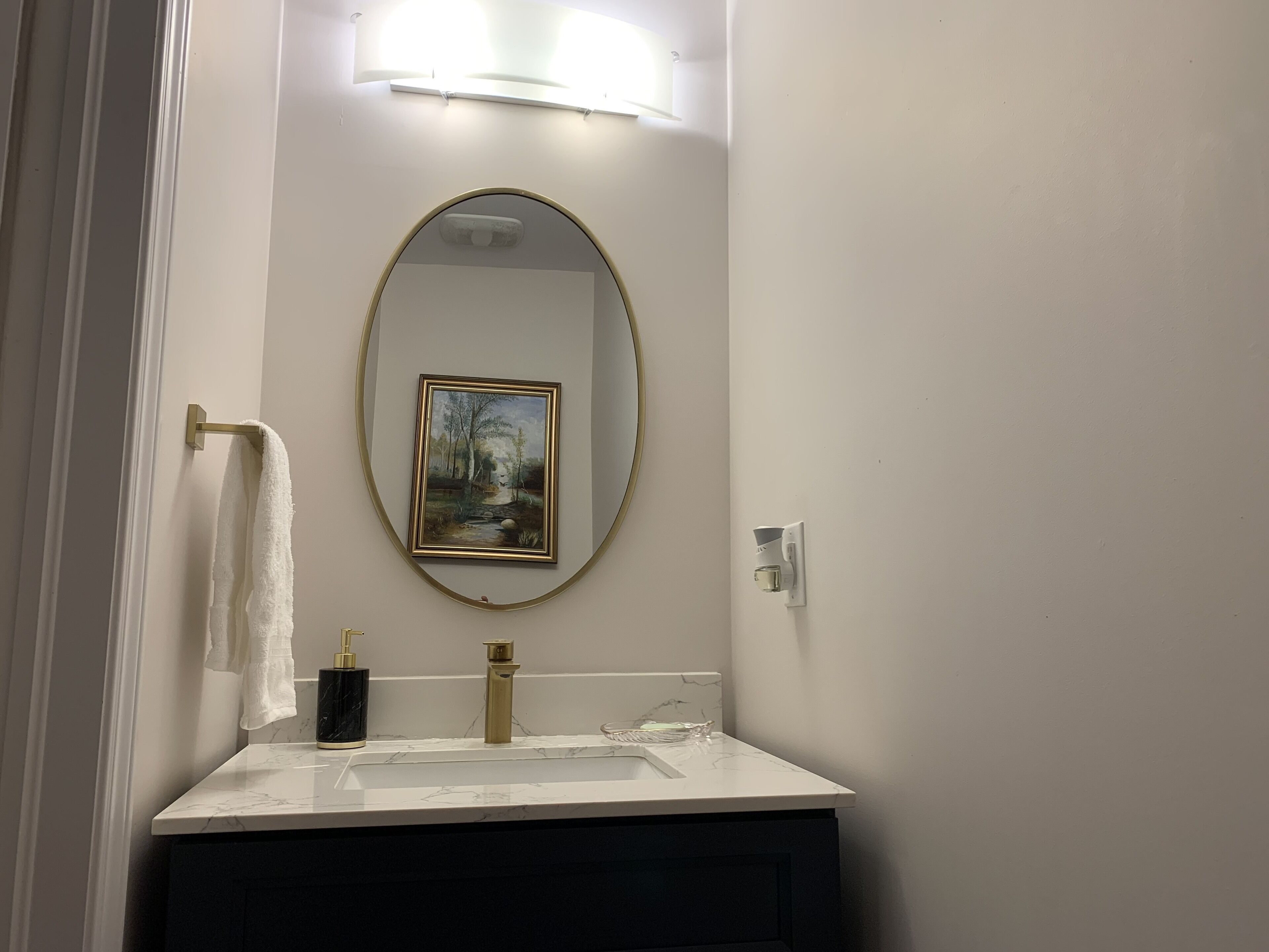 Ensemble douche/baignoire, sèche-cheveux, serviettes fournies, savon