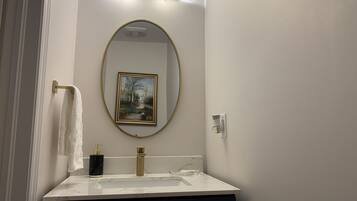 Ensemble douche/baignoire, sèche-cheveux, serviettes fournies, savon