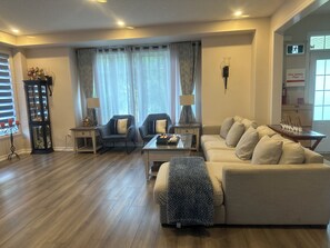 Interior - Near 3m Costco plaza. 5m to Walmart Close QEW highway. 8m to Niagara Falls. (Niagara Falls)