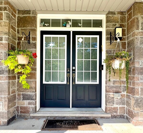 Exterior detail - Near 3m Costco plaza. 5m to Walmart Close QEW highway. 8m to Niagara Falls. (Niagara Falls)