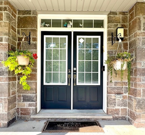 Near 3m Costco plaza. 5m to Walmart Close QEW highway. 8m to Niagara Falls. 