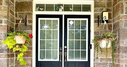 Near 3m Costco plaza. 5m to Walmart Close QEW highway. 8m to Niagara Falls.