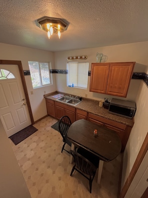 Fridge, microwave, oven, stovetop - Cozy retreat with canyon views, sound of the river, and the smell of the pines.  (Wallace)