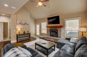 TV, fireplace, video games, foosball - Deer Ridge - Near golf and paths - Game room - Foosball - Arcade games - Family - Fenced yard (McCall)