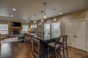 Dining - Deer Ridge - Near golf and paths - Game room - Foosball - Arcade games - Family - Fenced yard (McCall)