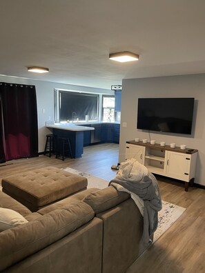 تلفزيون ذكي، مدفأة، ألعاب فيديو، مشغل دي في دي