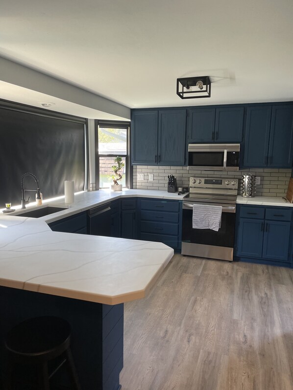 ثلاجة، ميكروويف، فرن، موقد طهي مسطح