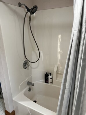 Ensemble douche/baignoire, sèche-cheveux, serviettes fournies, savon