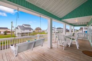 Terrace/patio - Sweetheart savings! 3 min walk to Beach, Ocean View, WIFI, King 🛏 (Crystal Beach)