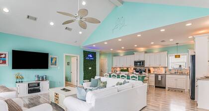Sweetheart savings! 3 min walk to Beach, Ocean View, WIFI, King 🛏