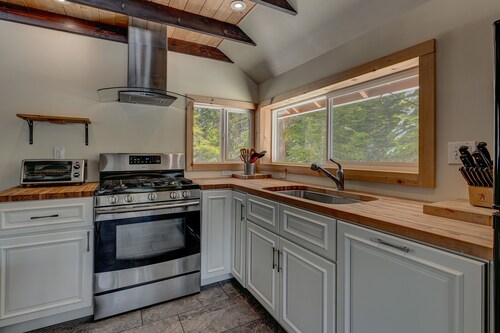 Experience the Real Tahoe, 7 Acres, Minutes to Beaches/ Lake/ Heavenly, Wifi: Wilderness Way