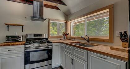 Experience the Real Tahoe, 7 Acres, Minutes to Beaches/ Lake/ Heavenly, Wifi: Wilderness Way