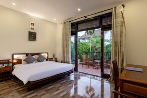 Basic Double Room | Egyptian cotton sheets, premium bedding, down comforters - The Muse House (Da Nang)