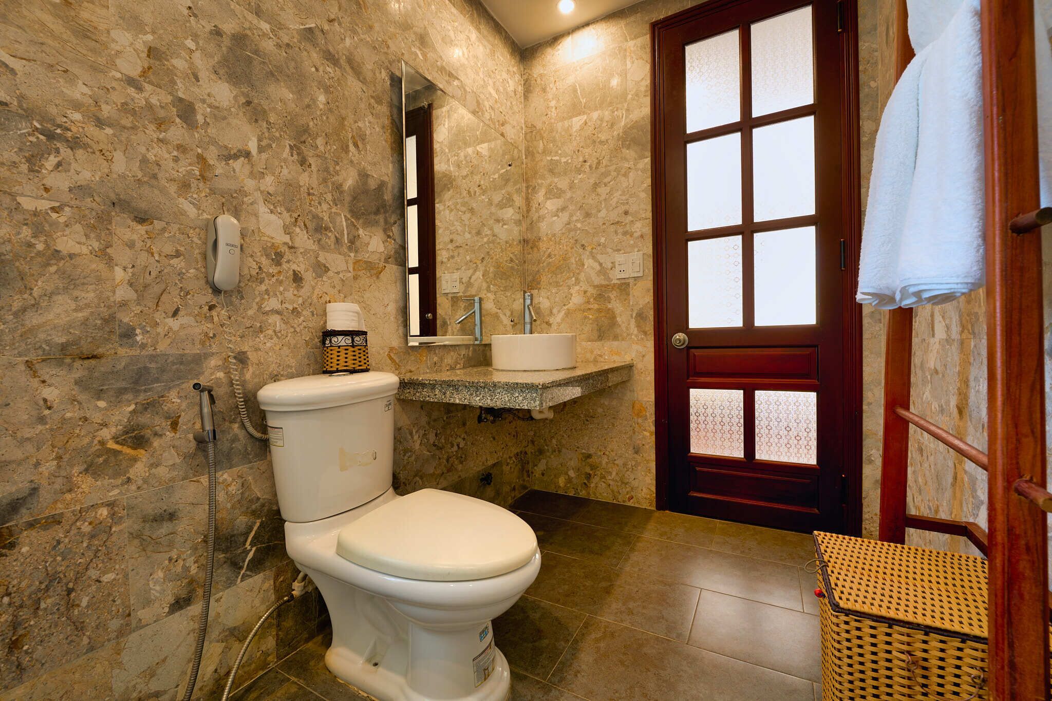 Un baño con inodoro, lavamanos y ducha.