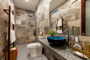 Basic Double Room | Bathroom - The Muse House (Da Nang)