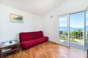 TV, fireplace - Stunning 3-Bedroom Apartment in Gradac (Gradac)