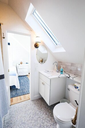 Bathroom - The Captain's Quarters Suite Unit - 10 (Harwich)