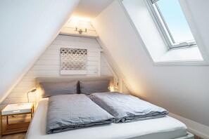 1 bedroom, free WiFi, bed sheets - Apartment 'Westsee OG Friesenstil Modern' near the Beach with Shared Garden & Wi-Fi (Wenningstedt)
