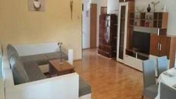 House (Four Bedroom Holiday Home with Terrac) | Living room | TV