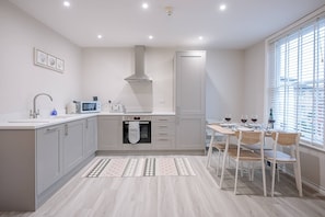Apartment (3 Bedrooms) | Private kitchen | Microwave, oven, stovetop, dishwasher - 6a Market Hill, Woodbridge (Woodbridge)