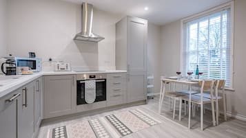 Apartment (3 Bedrooms) | Private kitchen | Microwave, oven, stovetop, dishwasher