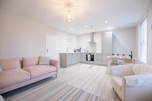 Apartment (3 Bedrooms) | Living room | TV