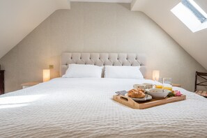 2 bedrooms, laptop workspace, iron/ironing board, bed sheets - Little Cottage, Wickham Market (Woodbridge)