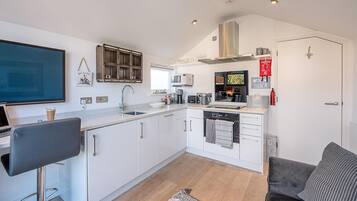 Lemari es, microwave, oven, dan kompor