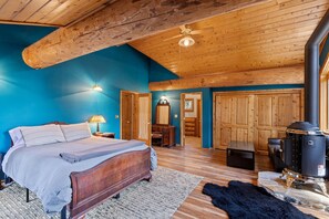 3 habitaciones, tabla de planchar con plancha, wifi y ropa de cama