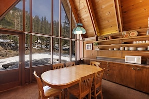 Dining - Snowy Paws Alpine Meadows - Ski Shuttle- Dog OK - Close to Slopes - Amazing Views (Olympic Valley)