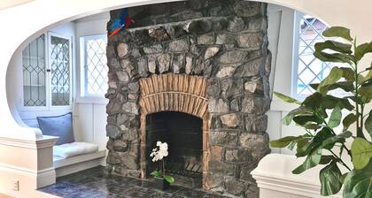 ARCHITECTURAL GEM 6bdrm island 2700+ sqft spa, theater, grill, yard, office