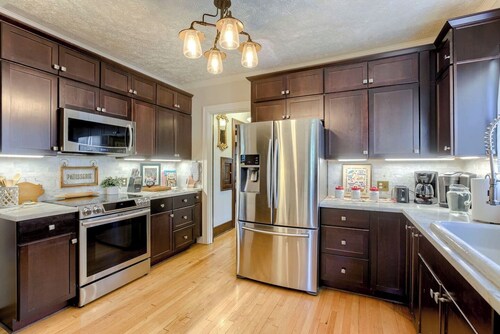 Hot Tub | Midtown Omaha | Fire Pit | Close to Zoo