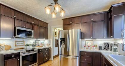 Hot Tub | Midtown Omaha | Fire Pit | Close to Zoo