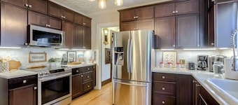 Hot Tub | Midtown Omaha | Fire Pit | Close to Zoo