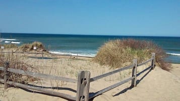 Una spiaggia nelle vicinanze