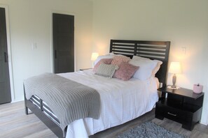 4 bedrooms, desk, WiFi, bed sheets - Edward House, on 7 acres, not far from Notre Dame & Golf Course (Walkerton)
