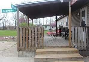 Outdoor dining - Edward House, on 7 acres, not far from Notre Dame & Golf Course (Walkerton)
